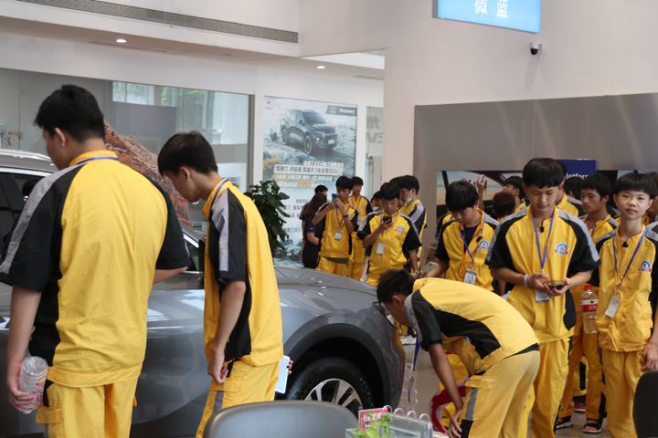 万通学子赴美轮集团参观体验